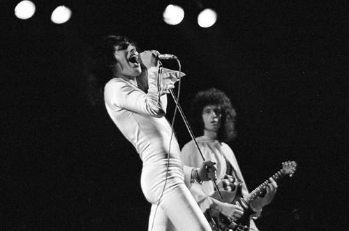 Freddie Mercury em cena do documentário 'Queen: A Night in the Bohemia'